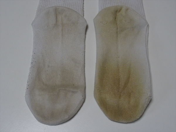 中学生の汚れた靴下、靴下の外側より内側が汚れている